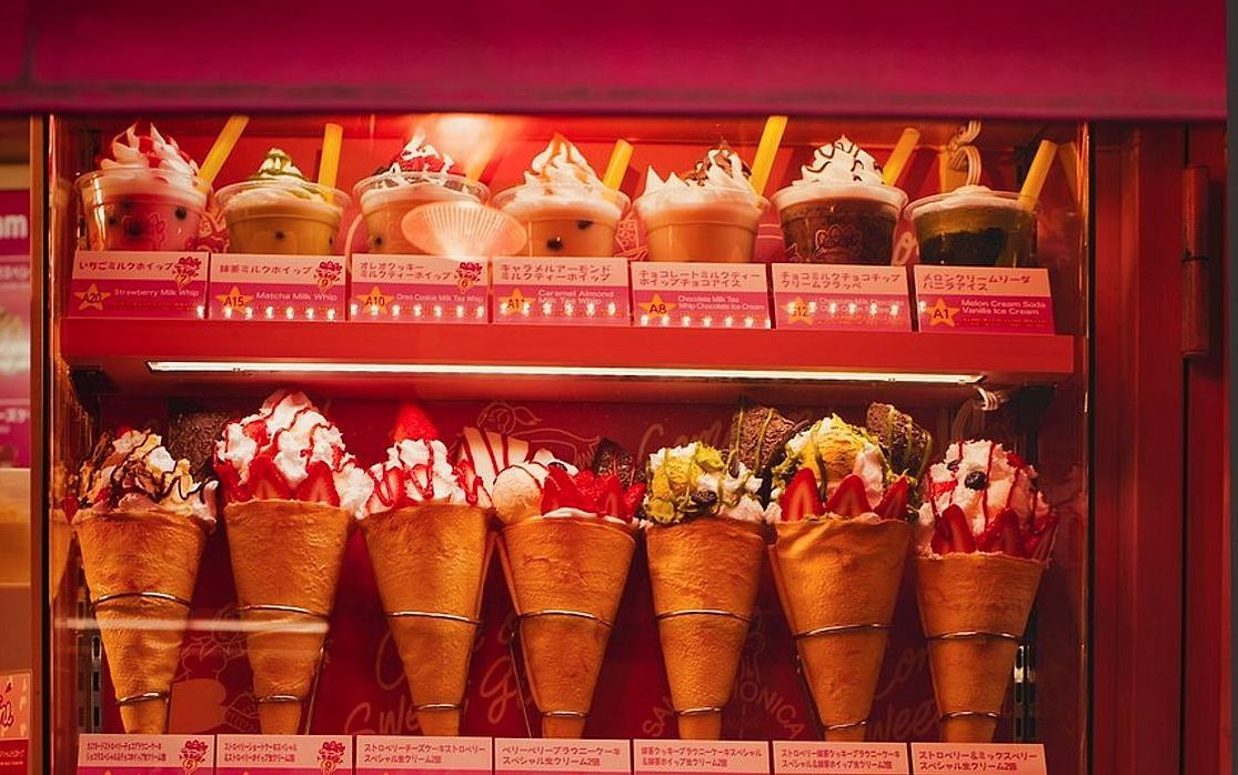 Fachada de la tienda de dulces en una esquina soleada